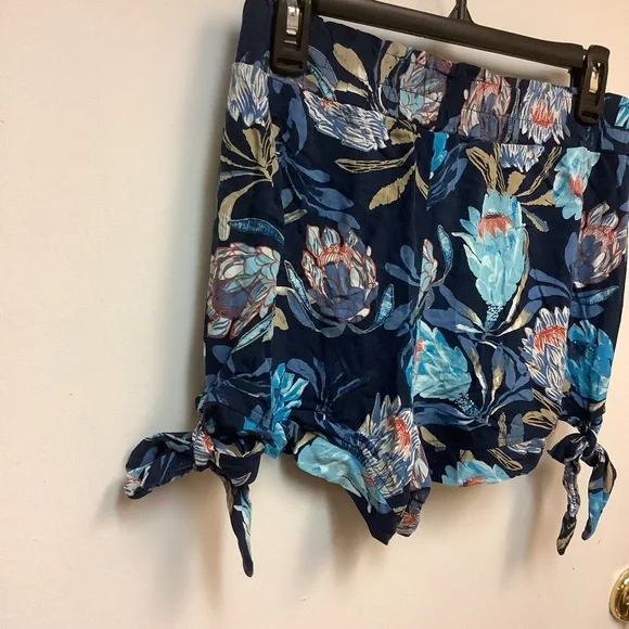 Gypsies & Moondust Brand, floral print rayon shorts, Size L. - Picture 5 of 7